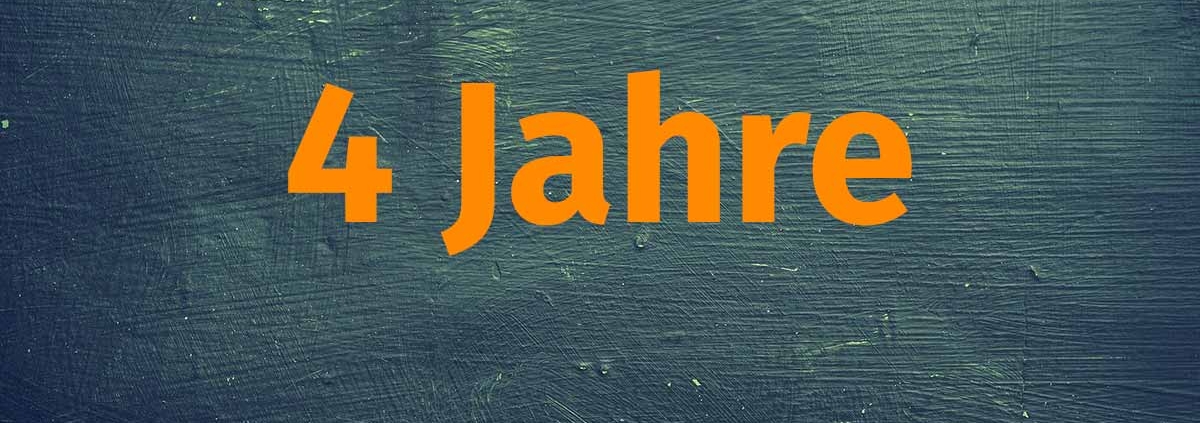 In orange steht "4 Jahre" auf einer dunkelblau verputzten Wand | Eigenkapitalanteil Hauskauf