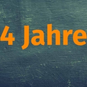 In orange steht "4 Jahre" auf einer dunkelblau verputzten Wand | Eigenkapitalanteil Hauskauf