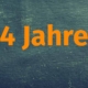 In orange steht "4 Jahre" auf einer dunkelblau verputzten Wand | Eigenkapitalanteil Hauskauf