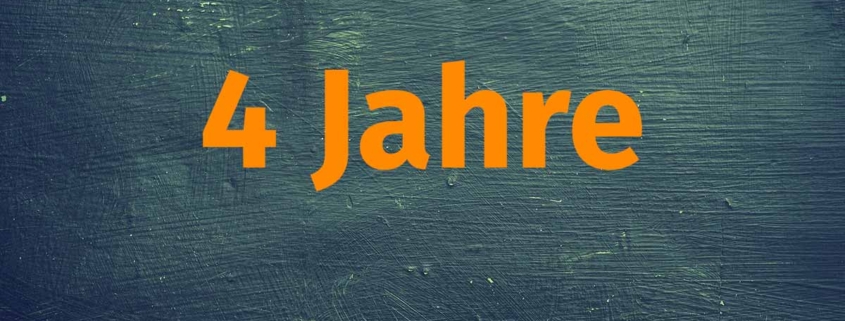 In orange steht "4 Jahre" auf einer dunkelblau verputzten Wand | Eigenkapitalanteil Hauskauf