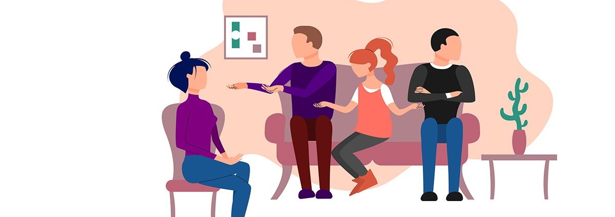 Drei Geschwister sitzen auf dem Sofa und eine auf einem Stuhl und streiten über das Erbe | Erbengemeinschaft