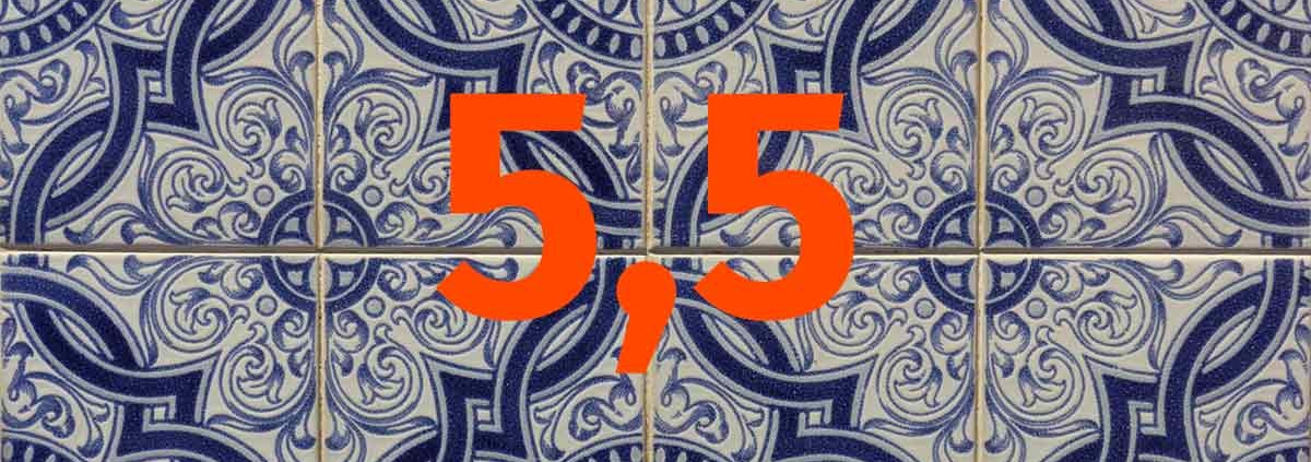 Auf blauen Badfliesen steht 5,5 in oranger Schrift | Barrierefreie Immobilie