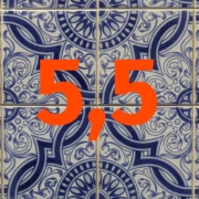 Auf blauen Badfliesen steht 5,5 in oranger Schrift | Barrierefreie Immobilie