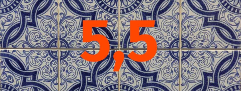 Auf blauen Badfliesen steht 5,5 in oranger Schrift | Barrierefreie Immobilie