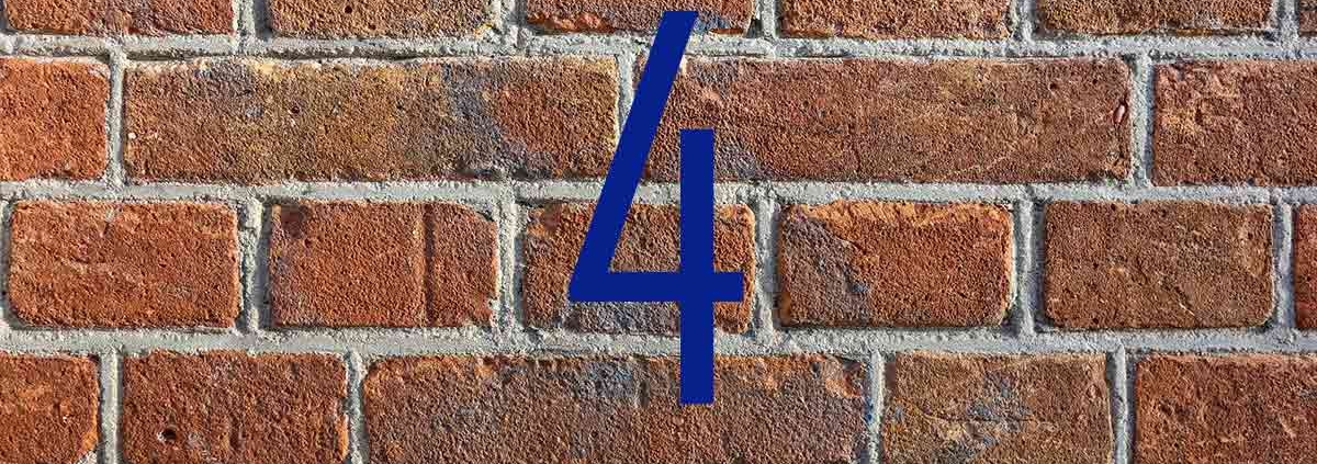 Blaue Zahl Vier vor roter Backsteinmauer - Immobilienfinanzierung
