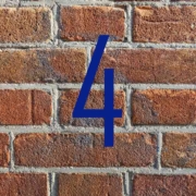Blaue Zahl Vier vor roter Backsteinmauer - Immobilienfinanzierung