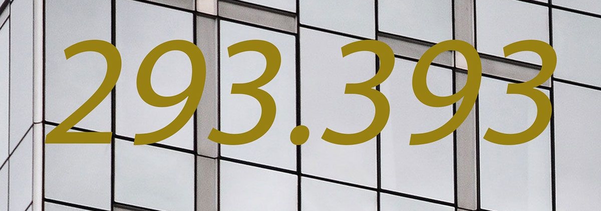 Die Zahl 293393 in Gold vor einer Fensterwand - Neubauwohnungen