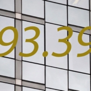 Die Zahl 293393 in Gold vor einer Fensterwand - Neubauwohnungen