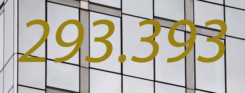 Die Zahl 293393 in Gold vor einer Fensterwand - Neubauwohnungen