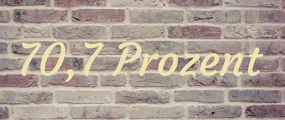 Die Zahl 70,7 Prozent in gelb vor einer Backsteinmauer - Energieversorgung
