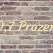 Die Zahl 70,7 Prozent in gelb vor einer Backsteinmauer - Energieversorgung