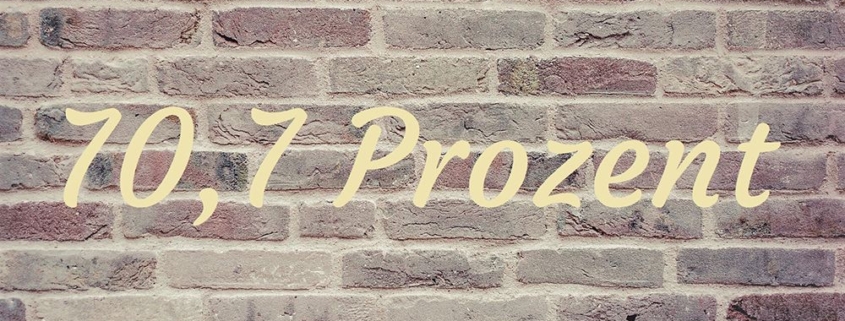 Die Zahl 70,7 Prozent in gelb vor einer Backsteinmauer - Energieversorgung