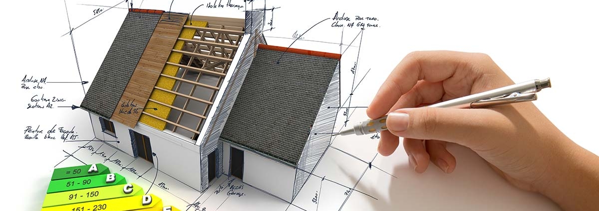 Eine Hand zeichnet auf weißem Untergrund ein Haus mit Effizienzklassen - Immobiliensanierung