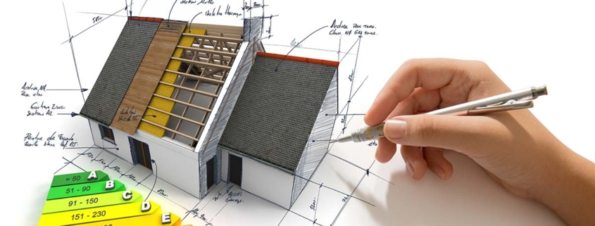 Eine Hand zeichnet auf weißem Untergrund ein Haus mit Effizienzklassen - Immobiliensanierung