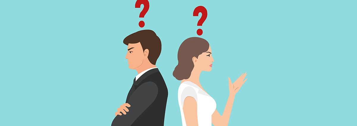 Ein paar, das sich den Rücken kehrt mit je einem Fragezeichen über dem Kopf - Scheidungsimmobilie