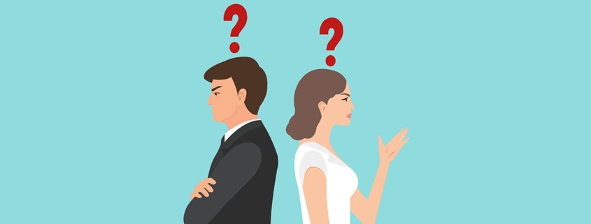 Ein paar, das sich den Rücken kehrt mit je einem Fragezeichen über dem Kopf - Scheidungsimmobilie