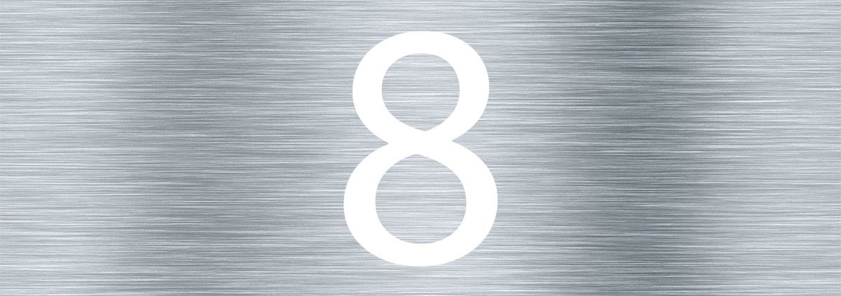 Auf einer Metallplakette mit 4 Schrauben steht eine weiße 8 | Immobilie im All