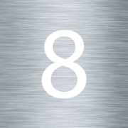 Auf einer Metallplakette mit 4 Schrauben steht eine weiße 8 | Immobilie im All