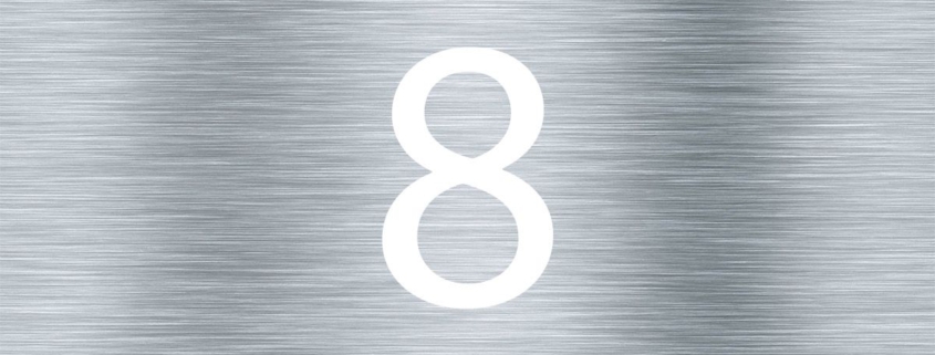 Auf einer Metallplakette mit 4 Schrauben steht eine weiße 8 | Immobilie im All