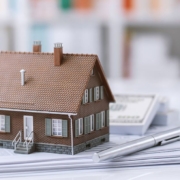 Ein Häuschen steht auf einem Stapel Papiere - Lastenfreiheit