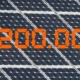 Die Zahl 2,2 Millionen in Orange vor einem Hintergrund aus Solarpaneelen - Photovoltaik