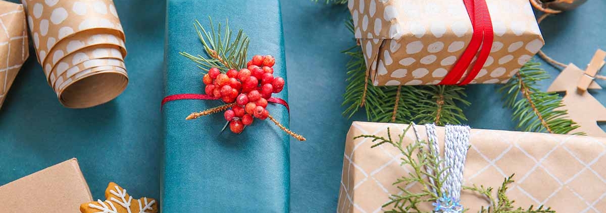 Weihnachtsgeschenke in blau und beige - Weihnachtsgrüße