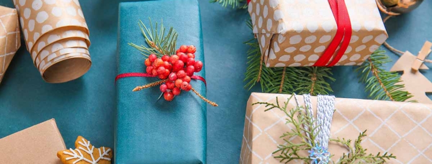 Weihnachtsgeschenke in blau und beige - Weihnachtsgrüße