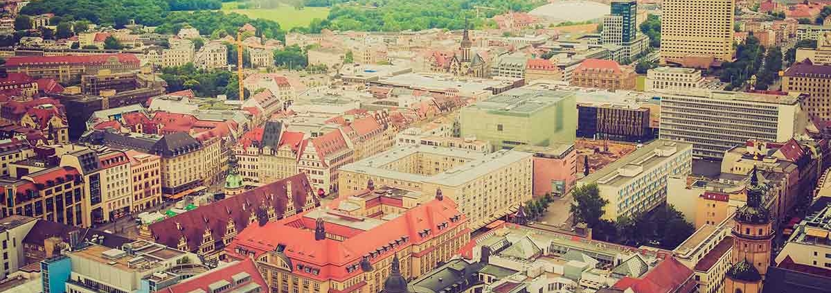 Eine Stadt aus der Vogelperspektive - Steigende Immobilienpreise 2023