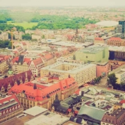 Eine Stadt aus der Vogelperspektive - Steigende Immobilienpreise 2023