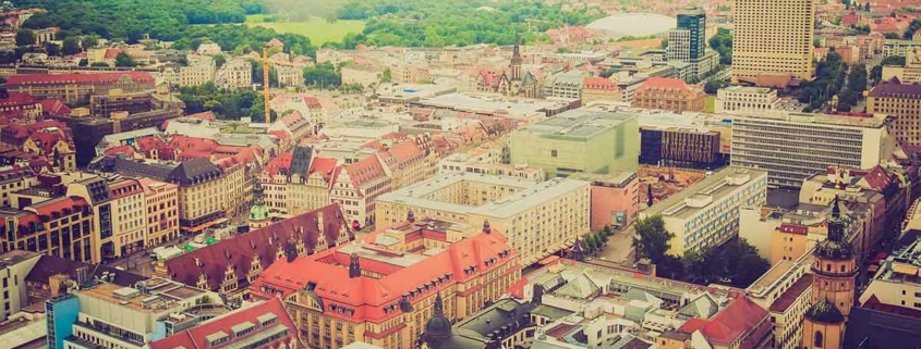 Eine Stadt aus der Vogelperspektive - Steigende Immobilienpreise 2023