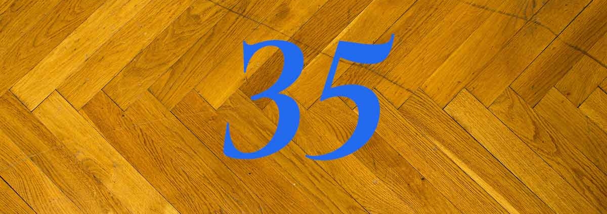 Blaue 35 auf braunem Parkett