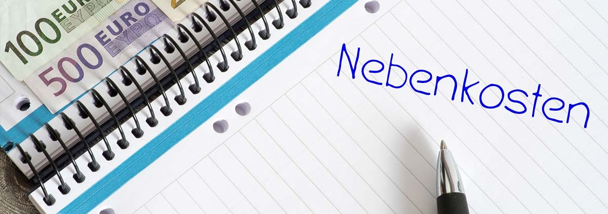 Das Wort "Nebenkosten" auf einem Block geschrieben mit einem Kugelschreiber - Nebenkosten