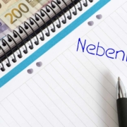 Das Wort "Nebenkosten" auf einem Block geschrieben mit einem Kugelschreiber - Nebenkosten