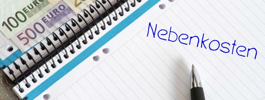 Das Wort "Nebenkosten" auf einem Block geschrieben mit einem Kugelschreiber - Nebenkosten