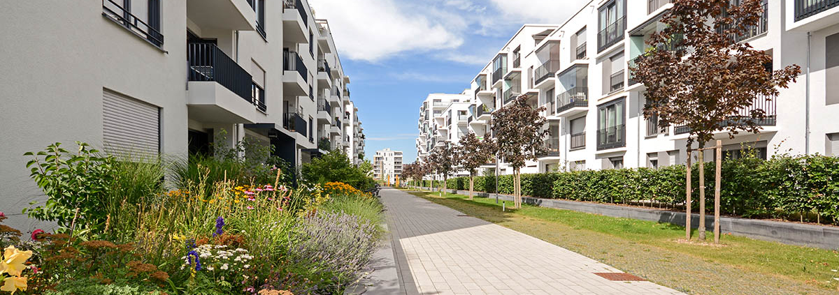 Ein Gehweg mit Gebäuden - Eigentümergemeinschaft