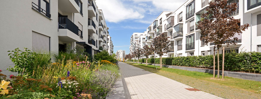 Ein Gehweg mit Gebäuden - Eigentümergemeinschaft