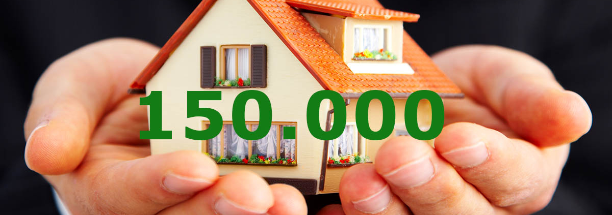Ein paar Hände halten ein Spielzeughaus mit der Zahl 150000 - Kfw Zuschuss