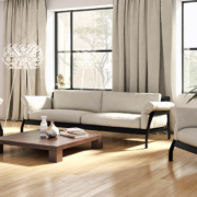 Ein Wohnzimmer mit hellgrauer Einrichtung - Was Homestaging bewirkt