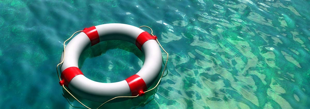 Rettungsring der auf dem offenen Meer schwimmt als Symbol für Absicherungen fuer Immobilieneigentuemer