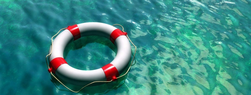 Rettungsring der auf dem offenen Meer schwimmt als Symbol für Absicherungen fuer Immobilieneigentuemer