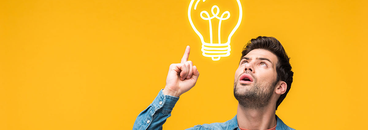 Einem Immobiliensuchenden mit erhobenem rechten Zeigefinger vor einem gelben Hintergrund geht ein Licht auf, dargestellt als Grafik einer Glühbirne zwischen seinem Kopf und dem erhobenen Zeigefinger | Immobilie suchen und finden