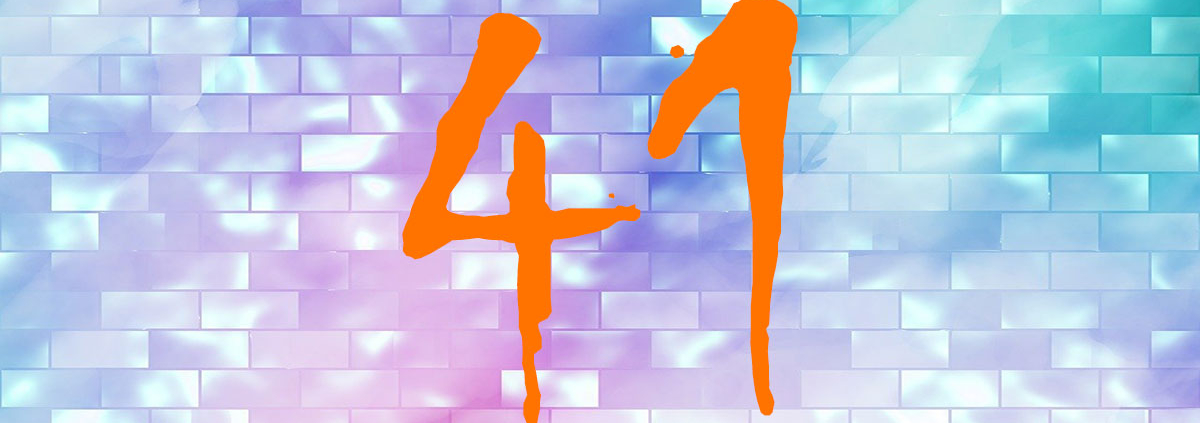 Auf einer pastellfarbenen bunten Wand steht eine orangefarbene 41 | Mietmarkt