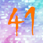 Auf einer pastellfarbenen bunten Wand steht eine orangefarbene 41 | Mietmarkt