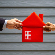 Mann und Frau ziehen an einem roten Haus aus Stoff | Scheidung