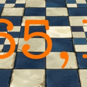 Auf blauen Kacheln steht 65,1 | Wohnflächenberechnung