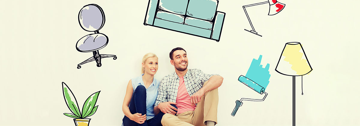 Junges Paar sitzt in leerer Wohnung und träumt von gemeinsamer Wohnung samt Renovierung und dem Kauf von Möbeln, Lampen und Grünpflanzen