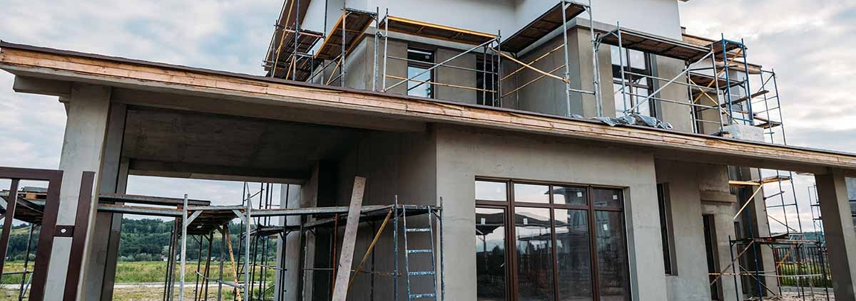Ein Rohbau, bei dem die Gerüste teilweise noch stehen | Baugenehmigungen im Tief