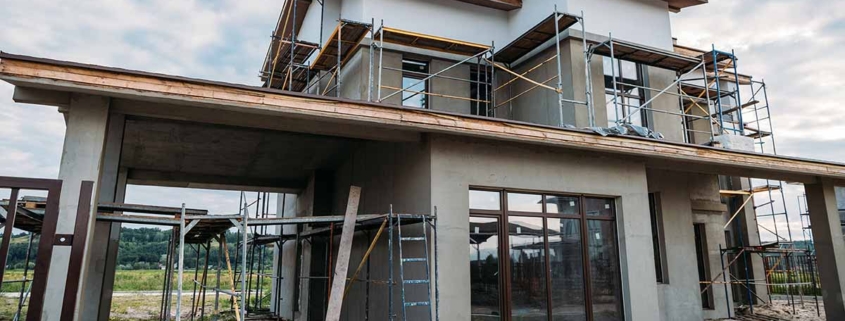 Ein Rohbau, bei dem die Gerüste teilweise noch stehen | Baugenehmigungen im Tief
