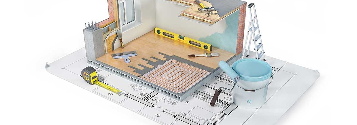 Querschnitt eines Hauses ohne Dach, das auf einem Grundrissplan steht. In und neben dem Haus Utensilien, die man für die Renovierung braucht. | Sanieren vor dem Verkauf