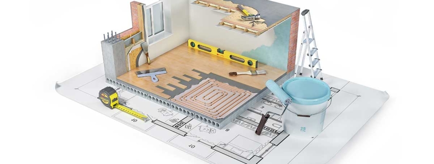 Querschnitt eines Hauses ohne Dach, das auf einem Grundrissplan steht. In und neben dem Haus Utensilien, die man für die Renovierung braucht. | Sanieren vor dem Verkauf